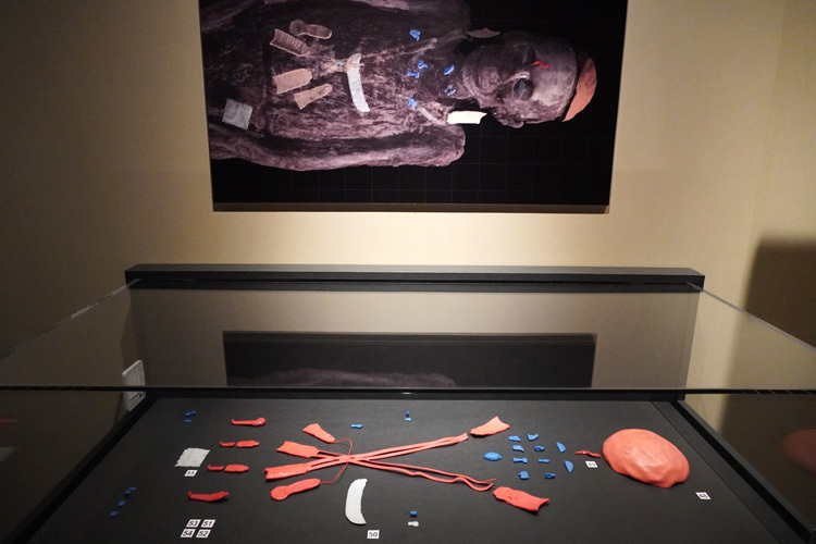 ネスペルエンネブウのミイラの護符等を3Dプリンターで複製したもの。右の大きい塊が粘土製の椀。