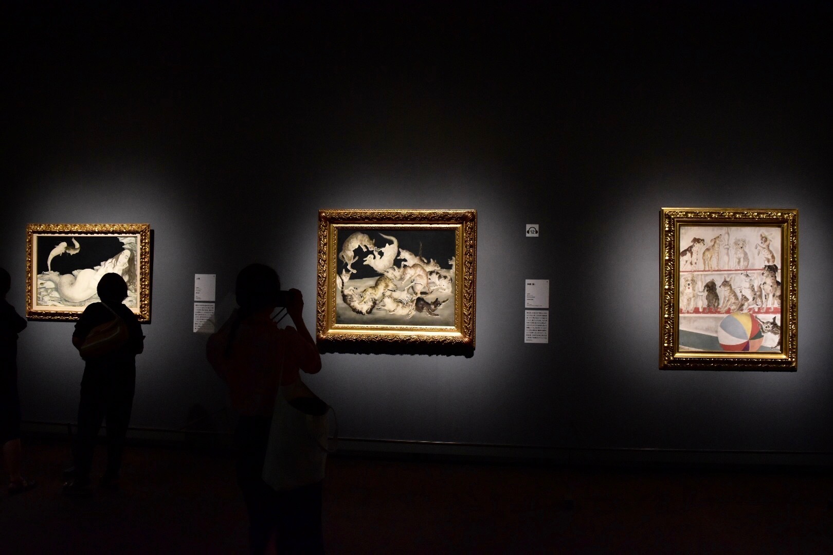 右から《サーカスの人気者》 1939年 島根県立美術館蔵、《争闘（猫）》 1940年 東京国立近代美術館蔵、《人魚》 1940年 個人蔵 (C) Foundation Foujita / A