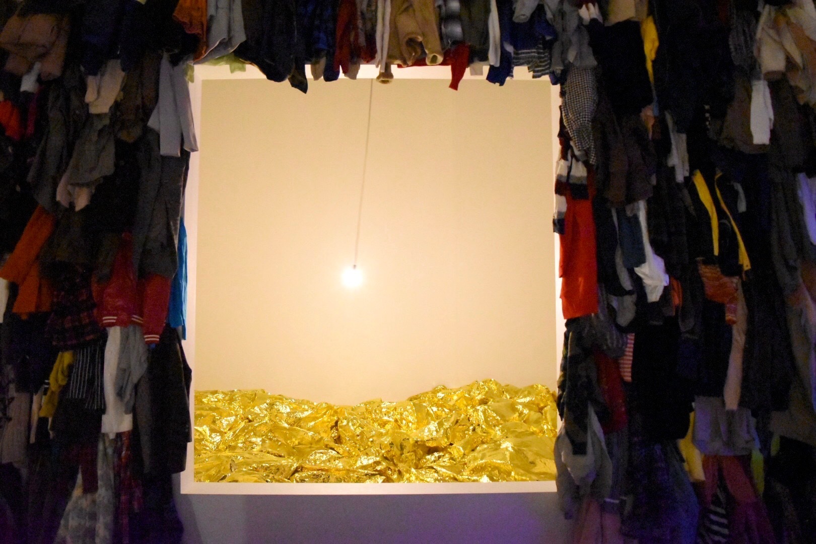 中央：《黄金の海》　2017年　側面：《保存室（カナダ）》　1988年 「クリスチャン・ボルタンスキー −Lifetime」展 2019年　国立新美術館展示風景