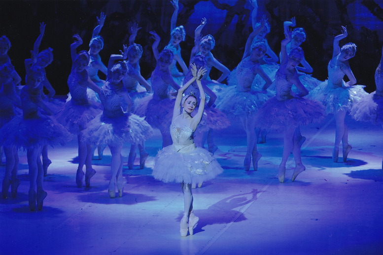 新「白鳥の湖」オデットを踊る森下洋子（21.7 オーチャードホール） 　写真提供：松山バレエ団