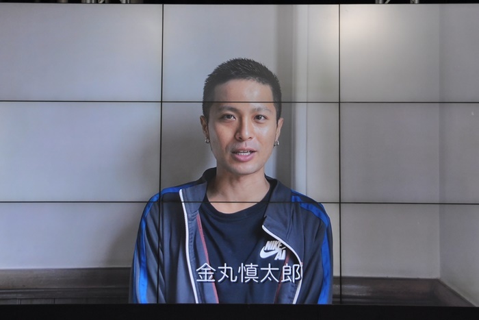 前回公演『ギョエー！ 旧校舎の77不思議』に引き続いて出演する金丸慎太郎は、ビデオメッセージでコメント。