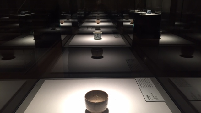 手前：瀬戸筒茶碗　江戸時代　17世紀　個人蔵 奥：染付花唐草文茶碗　中国・明時代　17世紀　徳川美術館