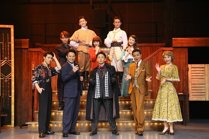 【前列左から】入野自由、玉野和紀、屋良朝幸、中山秀征、平野綾 【中列左から】中村浩大 （Jr.SP／ジャニーズJr.） 、妃海 風、花乃まりあ 【後列左から】松平和希、鯨井未呼斗