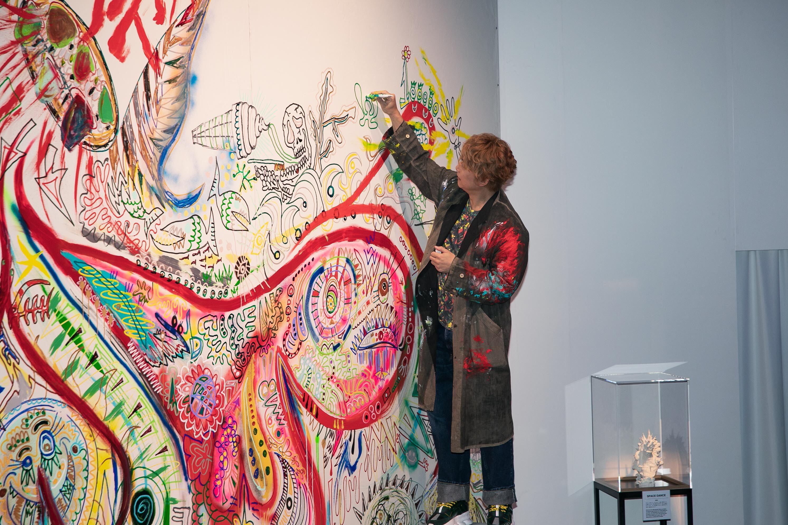 「本当に何も考えていないんです」と言いながら、自由に絵を描く香取