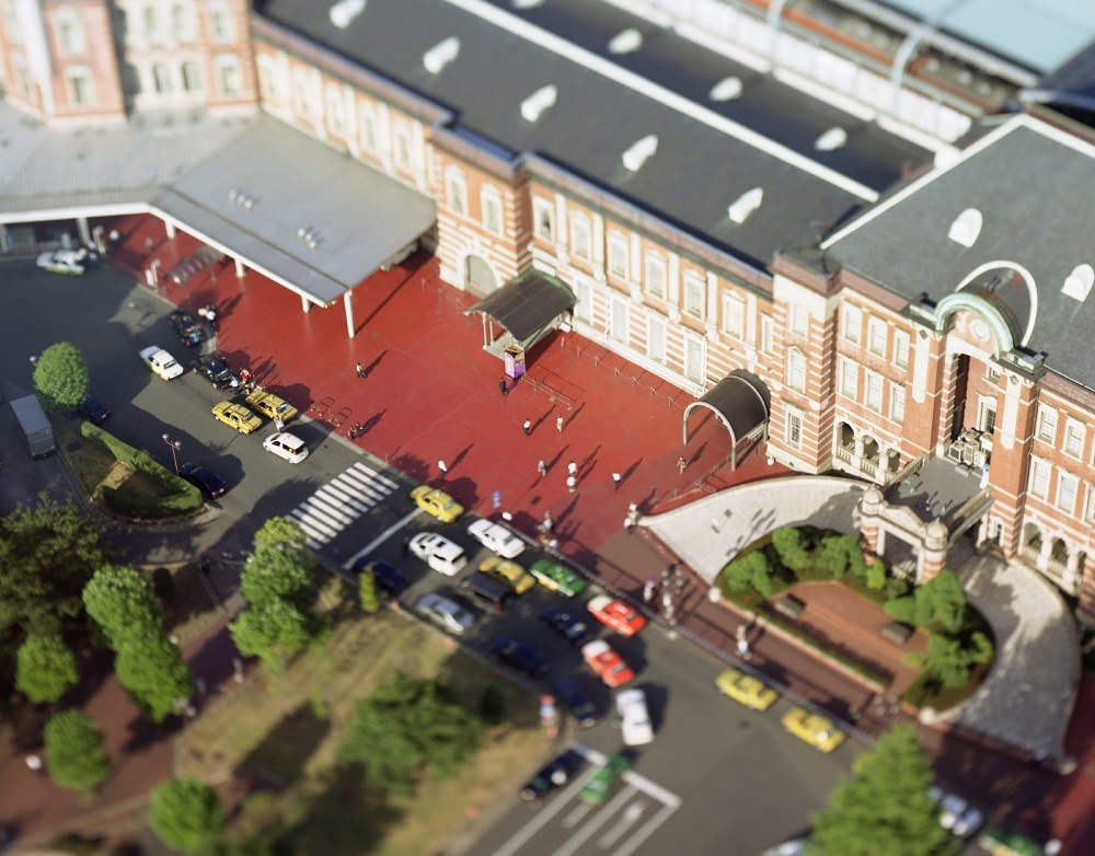 本城直季《small planet tokyo station》2004年 ©Naoki Honjo