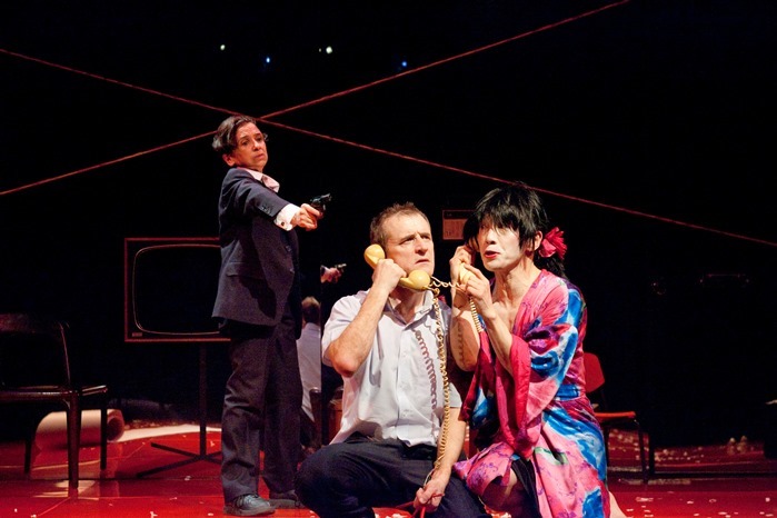 『THE BEE』（2012年）より。（左から）キャサリン・ハンター、グリン・プリチャード、野田秀樹 ［撮影］谷古宇正彦