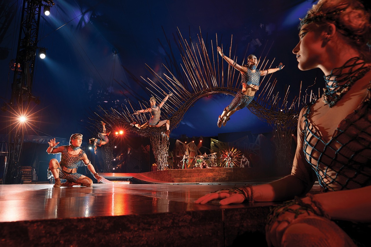 パワートラック 　Photos: Cirque du Soleil 2021 / Costumes: Dominique Lemieux