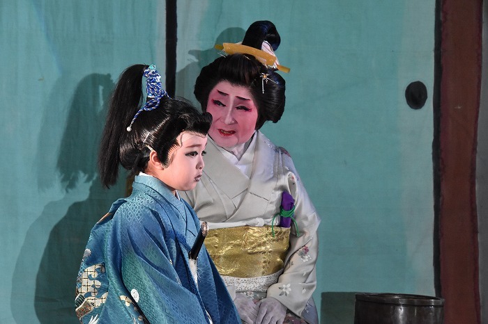 役者の年齢も幅広い。手前が子役の丘らんさん、奥が曾祖母に当たる丘美智子さん。藩の若君と乳母を演じている。