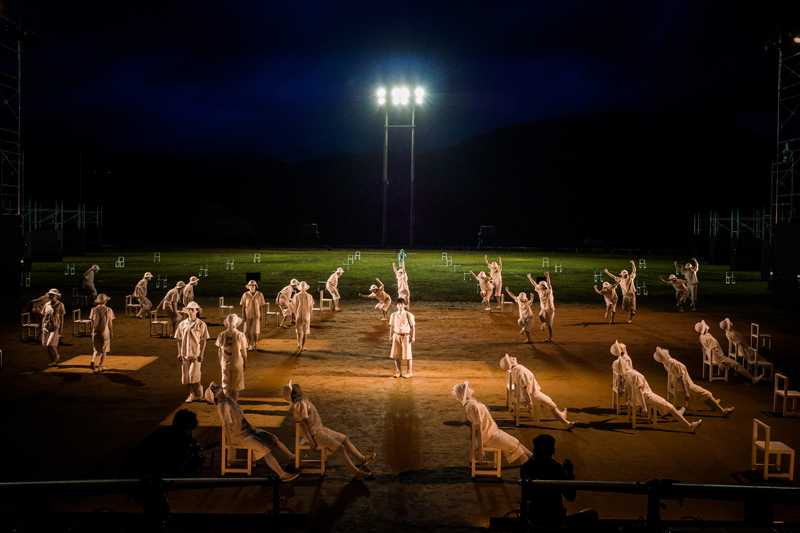 維新派『トワイライト』　構成・演出＝松本雄吉 2015年9月、奈良県曽爾村健民運動場　撮影＝井上嘉和