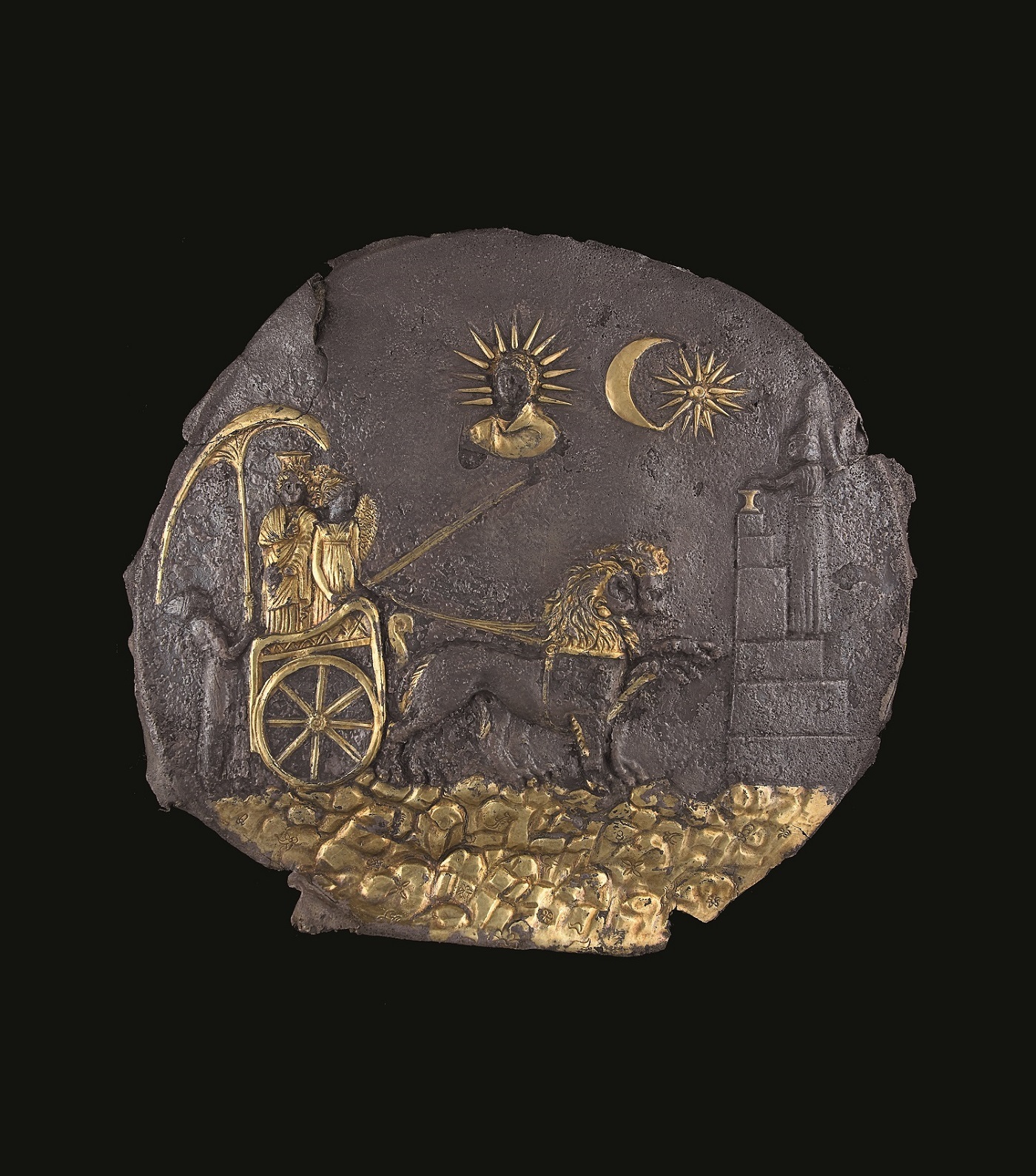 「キュベーレ女神円盤」 前3世紀 アイ・ハヌム出土、素材：銀・鍍金　所蔵元：アフガニスタン国立博物館蔵