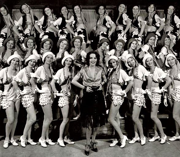 『ガール・クレイジー』（1930年）のエセル・マーマン（中央）。以降、『アニーよ銃をとれ』（1946年）や『ジプシー』（1959年）などに主演し、「ブロードウェイの女王」と謳われた。