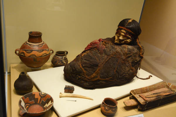 《少女のミイラとその副葬品》 チリバヤ文化　ペルー文化省・ミイラ研究所・チリバヤ博物館所蔵