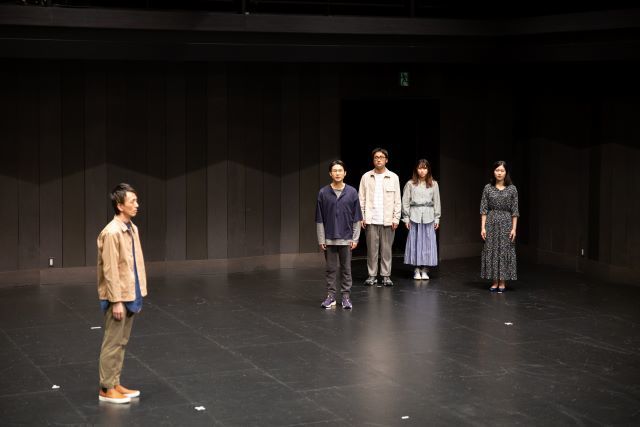 松田正隆作・演出『シーサイドタウン』初演より（2021年）。 Photo: Toshiaki Nakatani