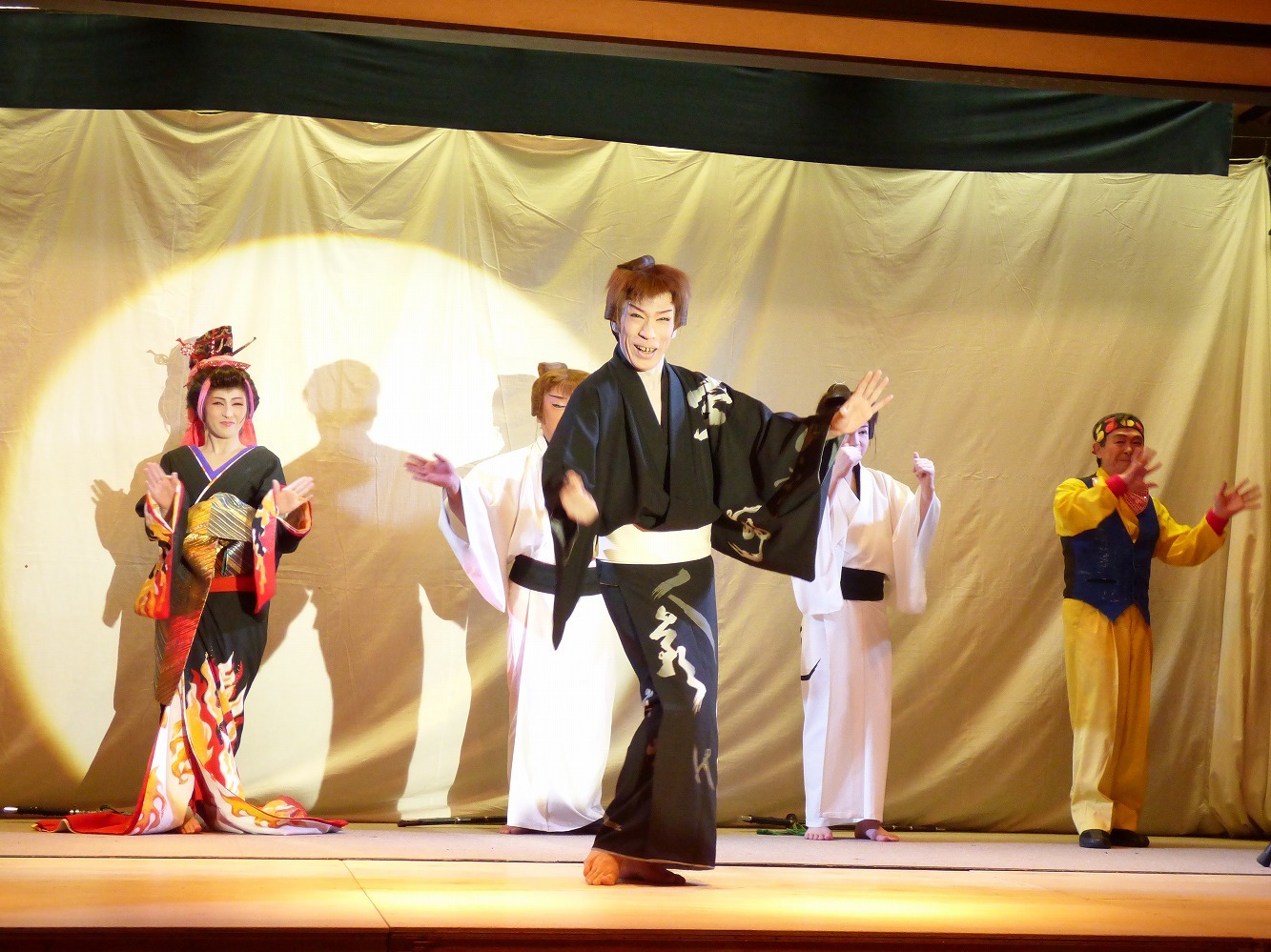 2018年3月、青森・深浦観光ホテルでの優木劇団公演。中央で踊る誠座長。