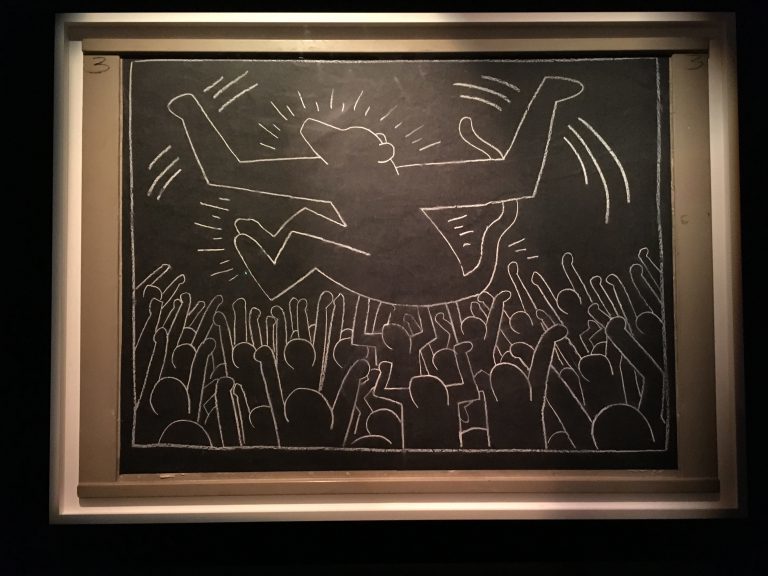 《サブウェイ・ドローイング》1981–1983年　白壁/紙/板　123.5×127.7㎝ © Keith Haring Foundation