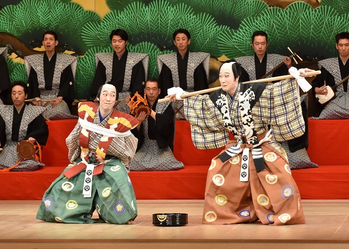 『棒しばり』左より太郎冠者＝坂東巳之助、次郎冠者＝尾上松也（2017年1月浅草公会堂） （C）松竹