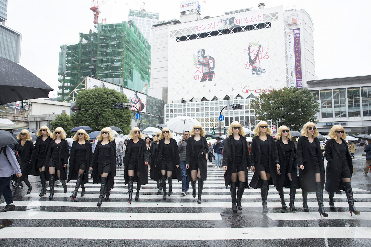 渋谷に襲来したアトミック女子たち