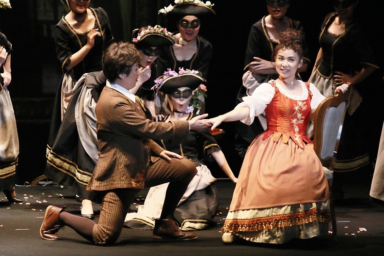 モーツァルト　歌劇「偽の女庭師」のセルペッタ（ザ・カレッジ・オペラハウス2017.11.3＆5）  　写真提供：大阪音楽大学