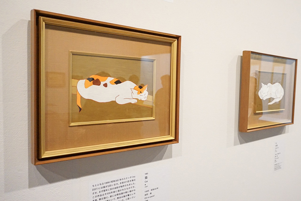 左手前から：《猫》 1965年 愛知県美術館 木村定三コレクション 《白猫》 1962年 愛知県美術館 木村定三コレクション