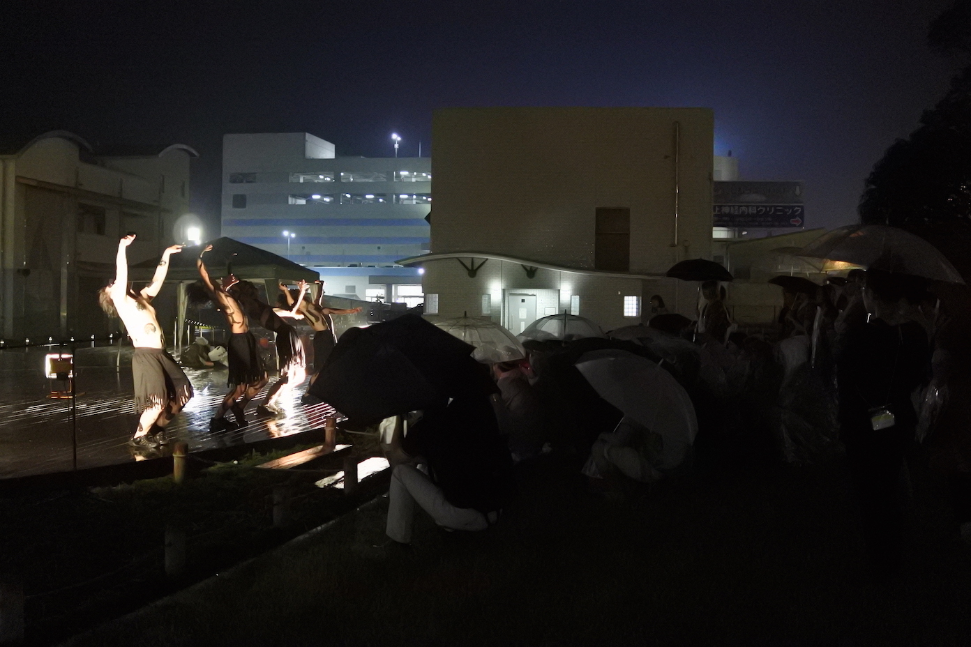 雨の中でも熱演する"大東京舞踊団"