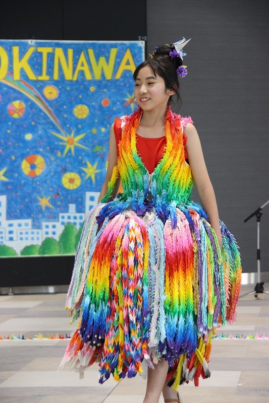 1万羽の折り鶴を用いた鮮やかなドレス