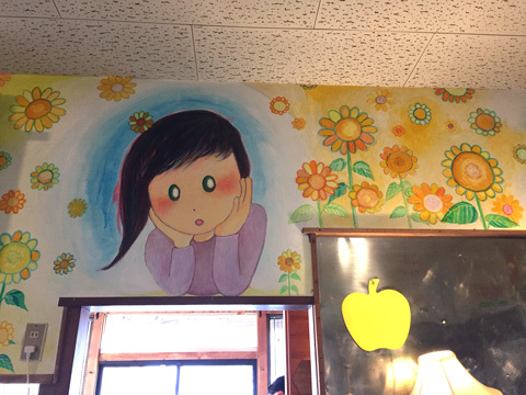 キッチンの壁面にはKaikai Kiki所属のアーティスト、佐藤玲さんによるペイントが施されていた