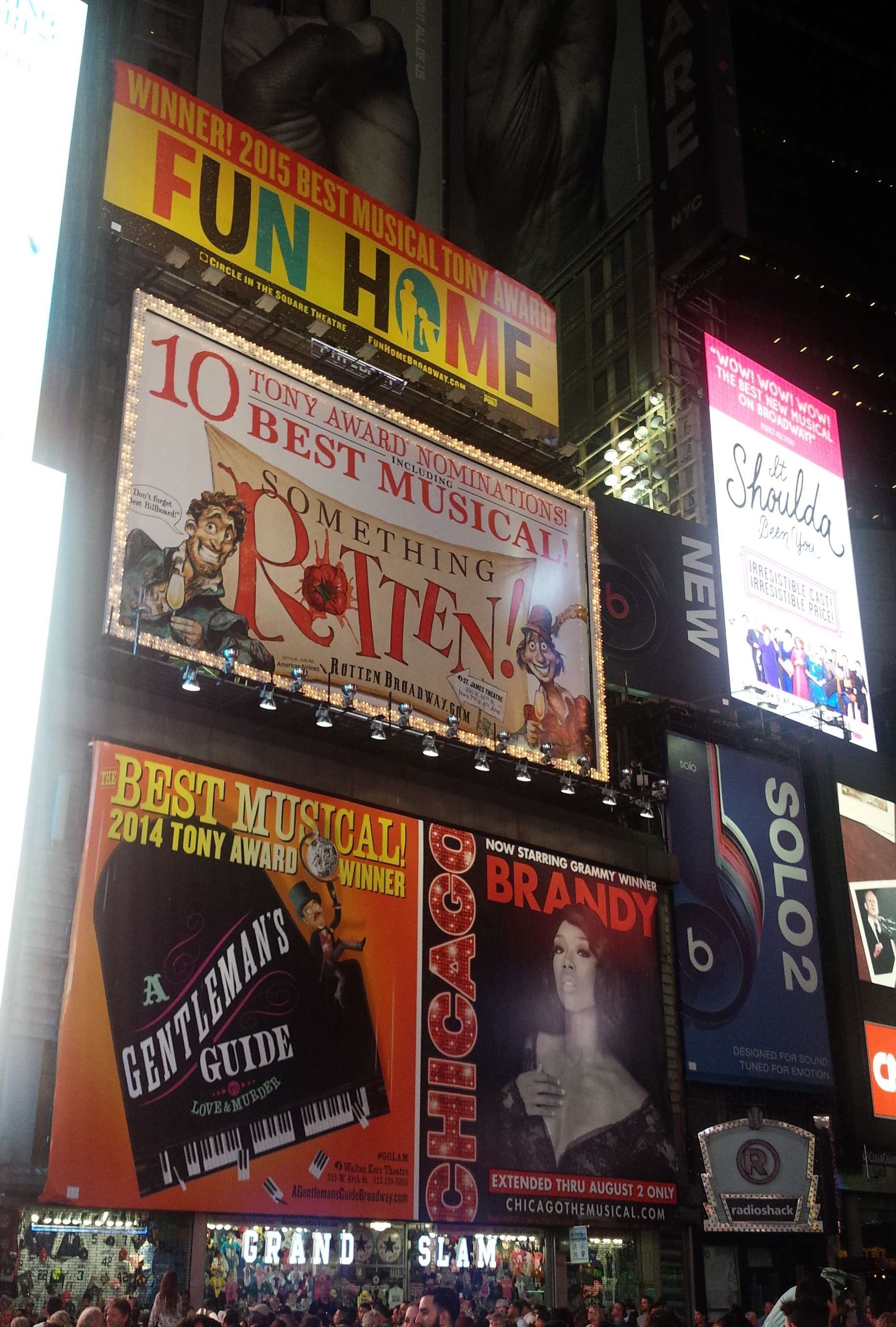 NYのタイムズ・スクエアに並ぶミュージカルの広告たち。「受賞」はもちろん「ノミネート」だけで大きな宣伝文句となる
