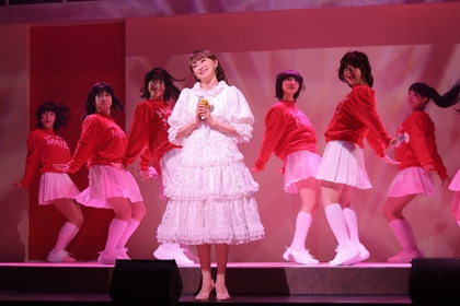 花總まりが「センチメンタル・ジャーニー」歌唱、70～80年代のヒット曲に楽しく彩られるミュージカル『SUNNY』開幕