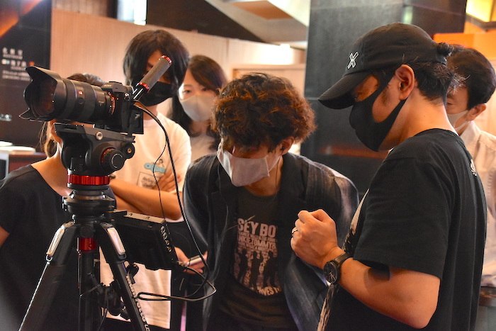 画面の確認をする藤田俊太郎（中央）。出演していないときはマスクをするなどして感染予防の対策を講じた。