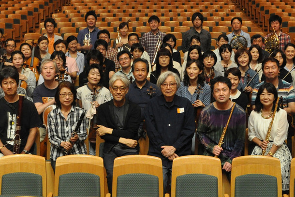 「母と暮せば」音楽レコーディングに出席した坂本龍一（最前列左から3番目）、山田洋次監督（最前列右から3番目）、東京フィルハーモニー交響楽団。(c)2015「母と暮せば」製作委員会