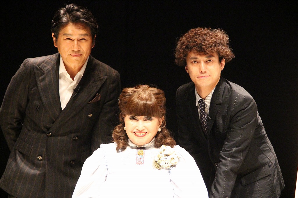 朗読劇『ラヴ・レターズ』で初共演した（左から）高橋克典、黒柳徹子。演出家の藤田俊太郎