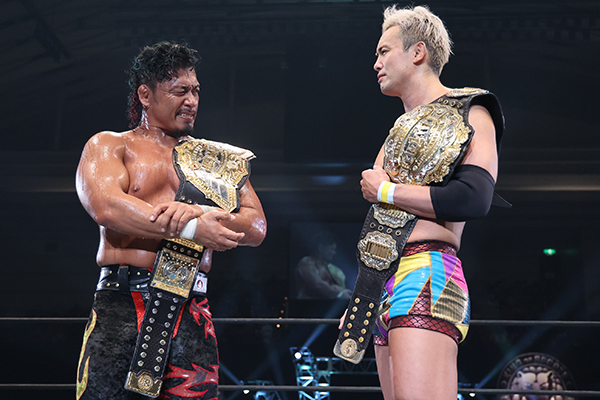 大阪大会のリング上で対峙する、鷹木信悟とオカダ・カズチカ