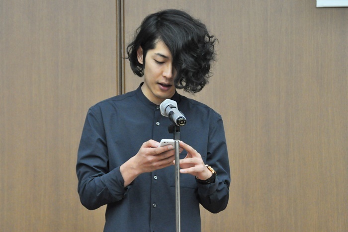 大賞を受賞したくるみざわしんのメッセージを代読する藤田和弘。