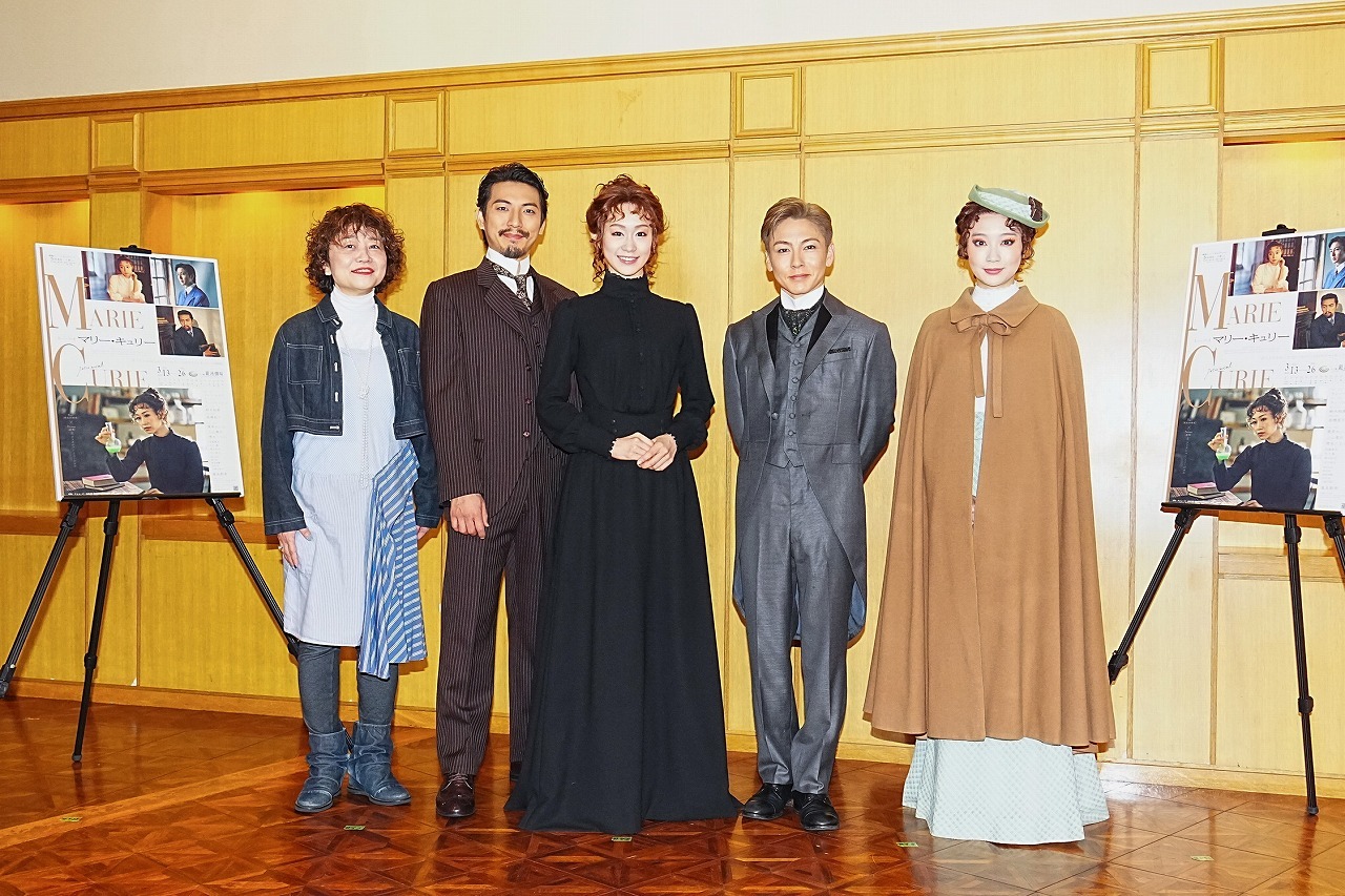ミュージカル『マリー・キュリー』会見より（左から）鈴木裕美、上山竜治、愛希れいか、屋良朝幸、清水くるみ
