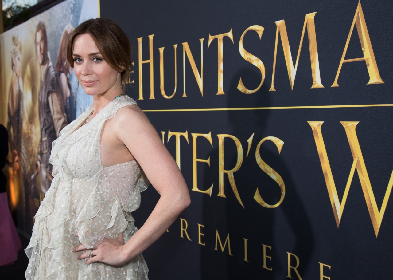 マタニティ・ドレスで現れたエミリー・ブラント