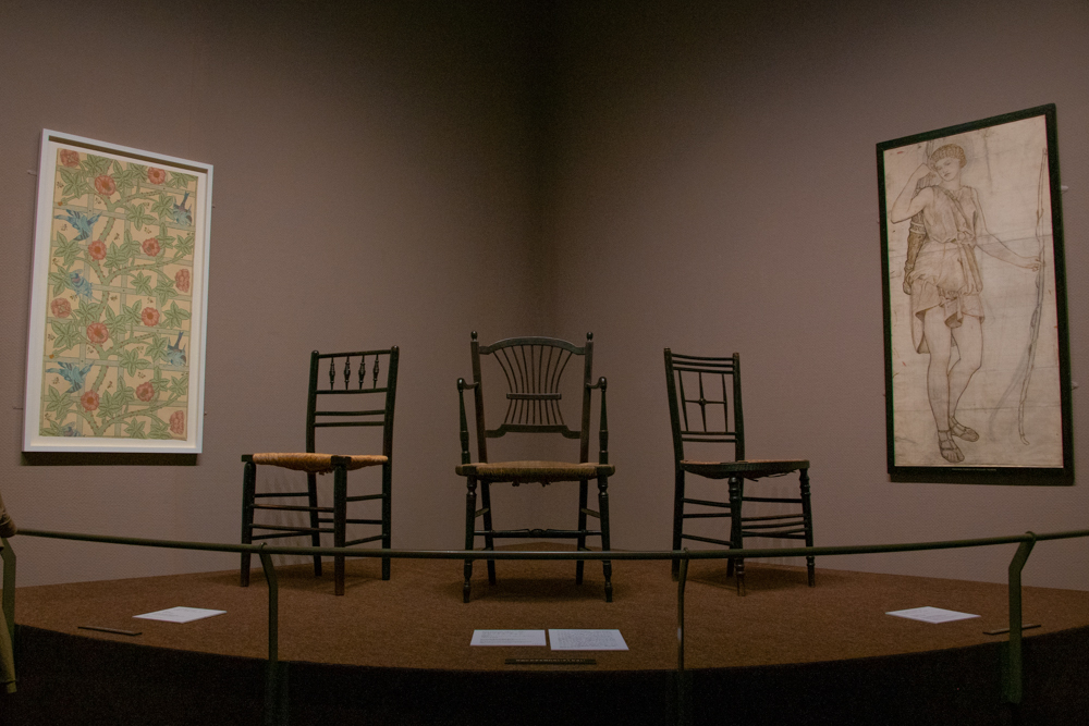 （中央）《サセックス・チェア 》a 肘掛け椅子1863年、（左手壁）