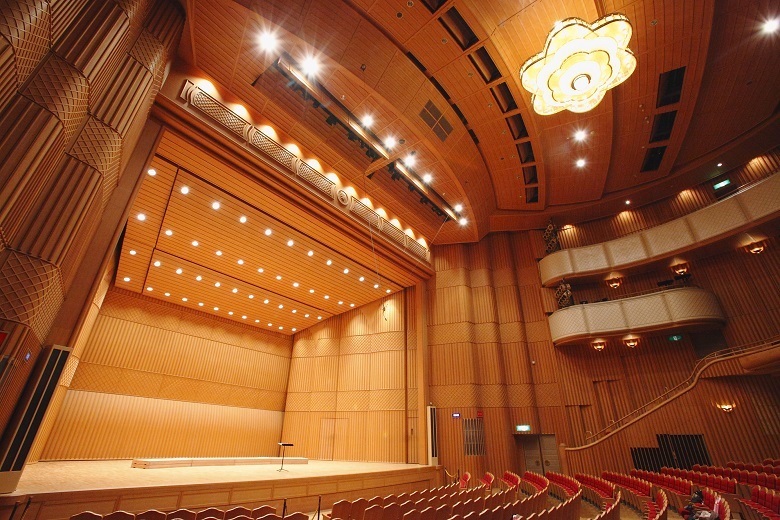 ザ・カレッジ・オペラハウス　ステージ　 　写真提供：大阪音楽大学