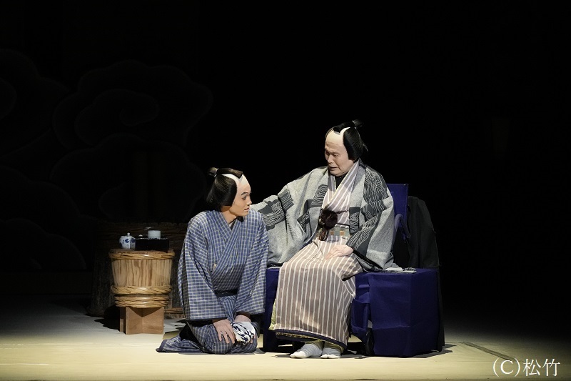 夜の部『歌舞伎絶対続魂 幕を閉めるな』（左より）狂言作者見習花桐番吉=市川染五郎、叶琴左衛門=松本白鸚