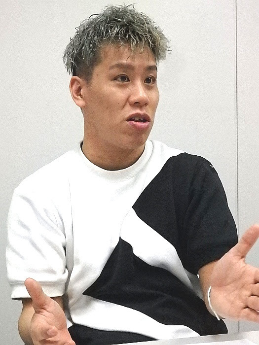 左から伊藤今人（梅棒）