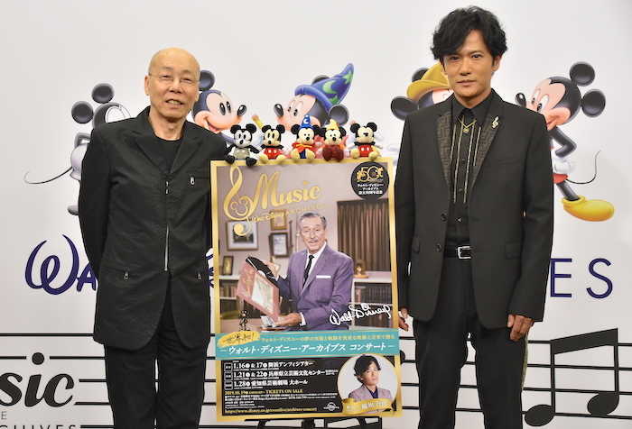 『ウォルト・ディズニー・アーカイブス コンサート』の案内人を務める稲垣吾郎（右）と、音楽監修・ピアノ演奏を担当する島健