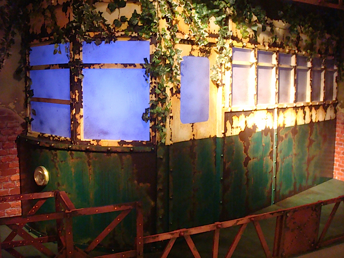 KUDAN Project『百人芝居・真夜中の弥次さん喜多さん』（2005年）では、同型のものが“居酒屋電車”として舞台上に登場した