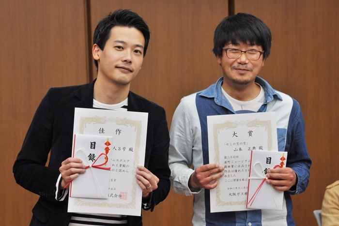 「第27回OMS戯曲賞」佳作を受賞したピンク地底人3号（左）と、大賞を受賞した山本正典（右）。 ［撮影］吉永美和子（このページすべて）