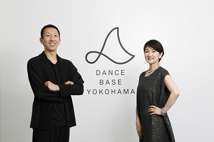 （右から）唐津絵理　小㞍健太　(C)Takayuki Abe　提供：Dance Base Yokohama