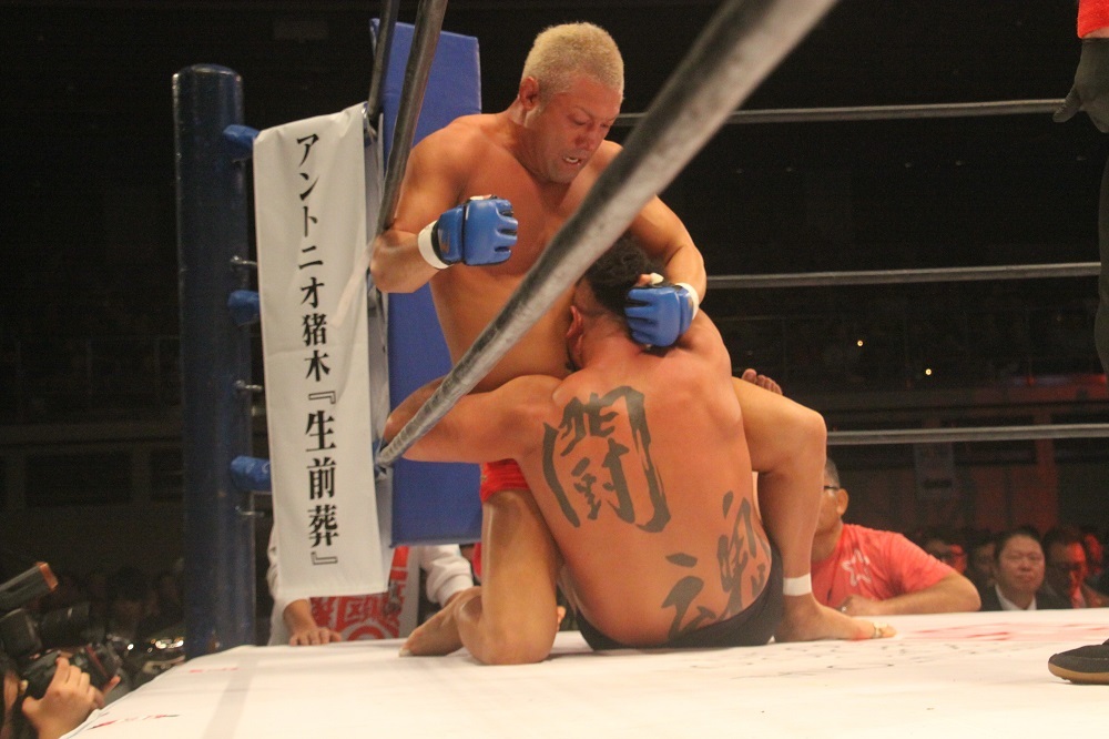 鈴川真一は踏ん張りを見せたが、肩固めで敗退