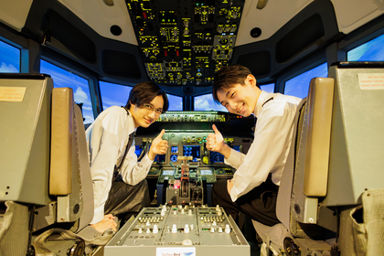 パイロットになりきって臨場感たっぷり空の旅へーー中川月碧と髙山晴澄が復興のシンボル・長田を訪れた『神戸セラボ探検日誌』Vol.5