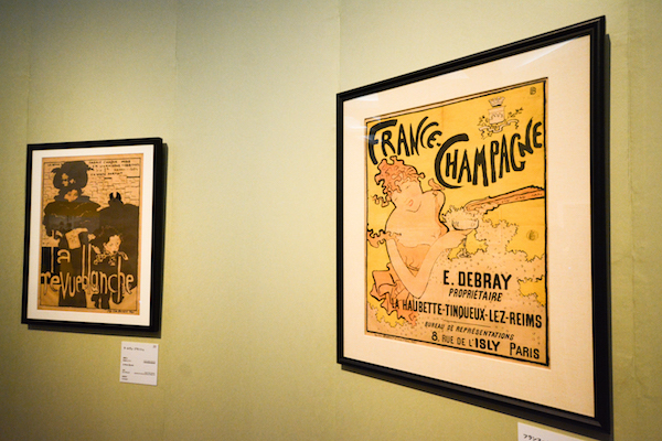 手前／ピエール・ボナール《フランス＝シャンパーニュ》 1891年 多色刷りリトグラフ 川崎市市民ミュージアム