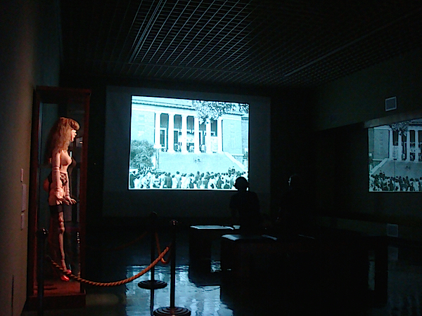 旧東京都美術館の大階段を舞台にした天井桟敷の野外劇『釘』を93カットの写真によるスライドショーで再現。松本俊夫の実験映画『色即是空』と交互に投影されている。スクリーンの左右には、四谷シモンの《未来と過去のイヴ》と金子國義の《お遊戯》も