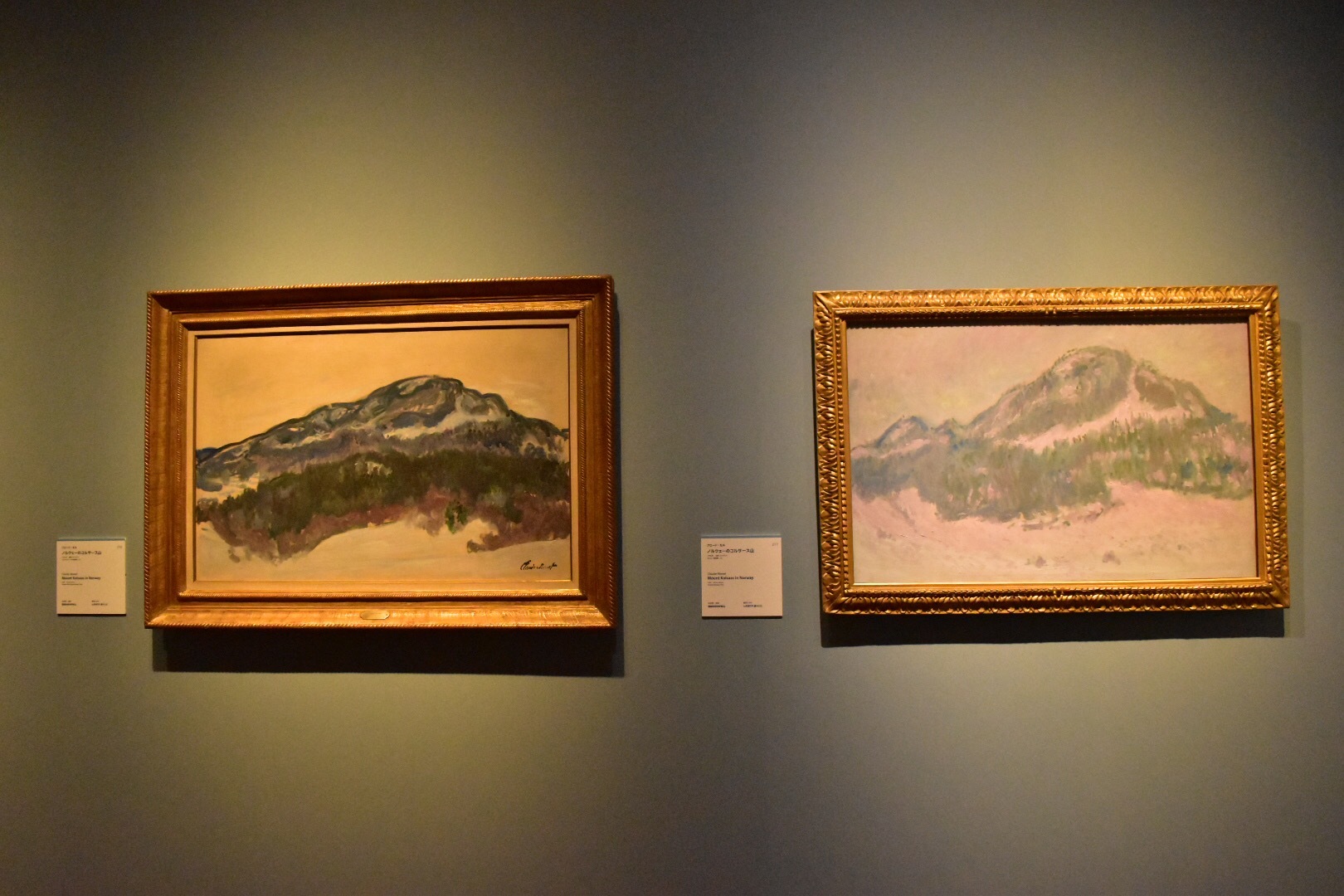 左：クロード・モネ《ノルウェーのコルサース山》1895年　マルモッタン・モネ美術館、パリ 右：クロード・モネ《ノルウェーのコルサース山》1895年　オルセー美術館、パリ