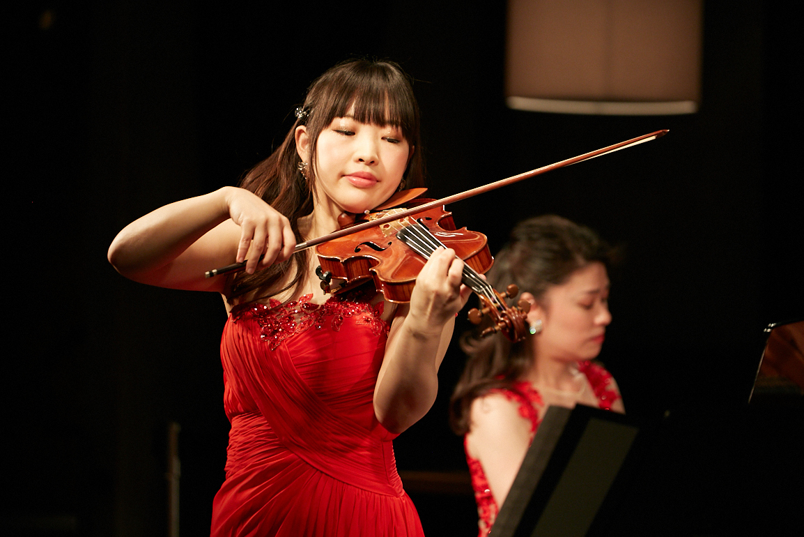 村松亜紀（ピアノ）、里永莉果子（ヴァイオリン）