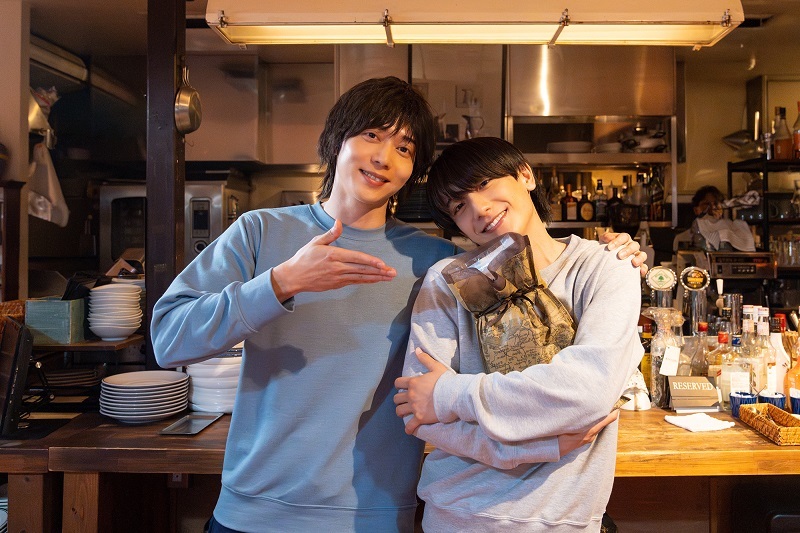 （左から）染谷俊之、小西詠斗クランクアップ写真 　　　　　　　(C)「UNREAL-不条理雑貨店-」製作委員会